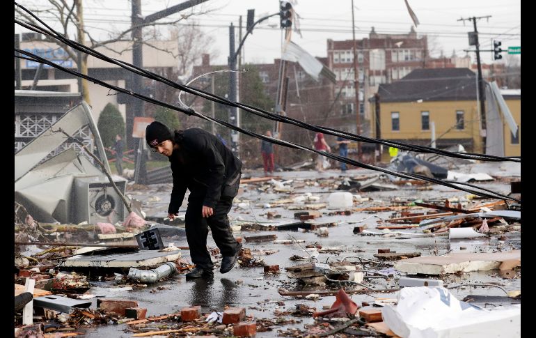 Entre los escombros en Nashville, AP/M. Humphrey