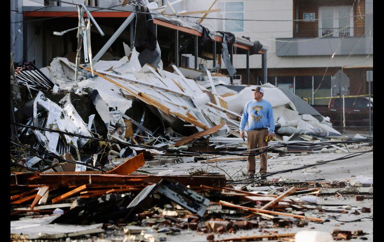 Un hombre mira edificios dañados en la ciudad de Nashville. AP/M. Humphrey