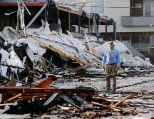 Un hombre mira edificios dañados en la ciudad de Nashville. AP/M. Humphrey