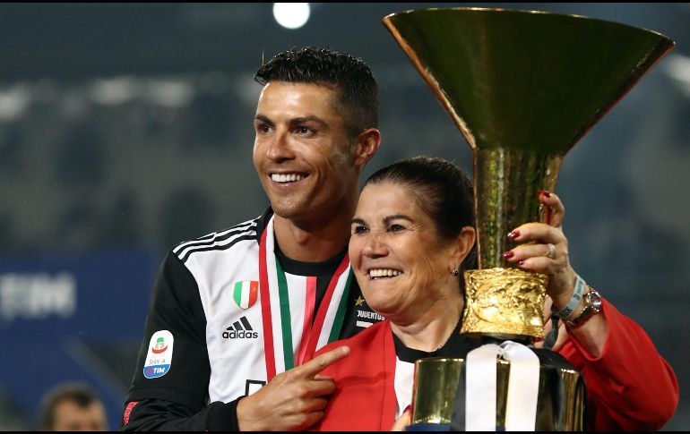 Dolores Aveiro tiene una relación muy estrecha con su hijo, de 35 años, que perdió a su padre hace una quincena de años. AFP / ARCHIVO