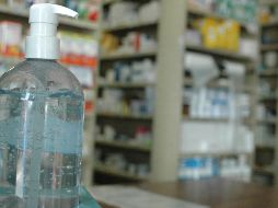 Con materiales que puedes comprar en farmacias y droguerías, puedes crear tu propio gel; recuerda que su uso no sustituye al lavado adecuado de manos. EL INFORMADOR/ARCHIVO