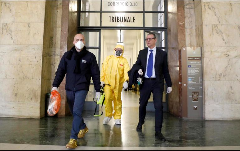 Labores de desinfección se realizan este martes en salas del tribunal de Milán, luego de que dos jueces contrajeran el covid-19. EFE/M. Balti