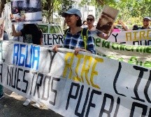 Habitantes de las regiones colindantes con el río Lerma se manifestaron a las afueras de la Secretaría de Salud Jalisco. EL INFORMADOR / S. Flores