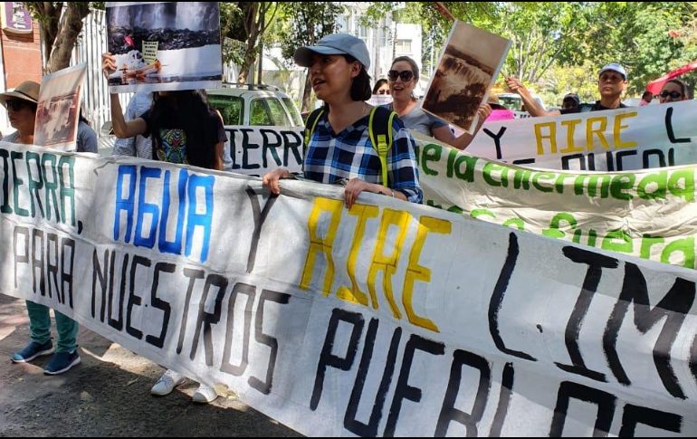 Habitantes de las regiones colindantes con el río Lerma se manifestaron a las afueras de la Secretaría de Salud Jalisco. EL INFORMADOR / S. Flores