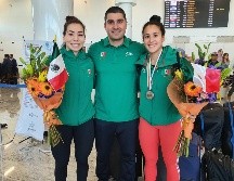 Cargadas con maletas, una medalla mundial y una plaza olímpica, así es como llegaron a Guadalajara las ciclistas Jessica Salazar y Daniela Gaxiola, quienes arribaron a la ciudad este martes en compañía del profesor Iván Ruiz. EL INFORMADOR / D. Reos