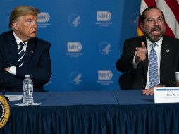 El presidente Donald Trump y el Secretario de Salud y Servicios Humanos, Alex Azar, presiden una sesión informativa sobre el coronavirus en el Instituto Nacional de Salud. AP/E. Vucci