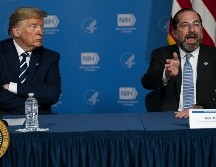 El presidente Donald Trump y el Secretario de Salud y Servicios Humanos, Alex Azar, presiden una sesión informativa sobre el coronavirus en el Instituto Nacional de Salud. AP/E. Vucci