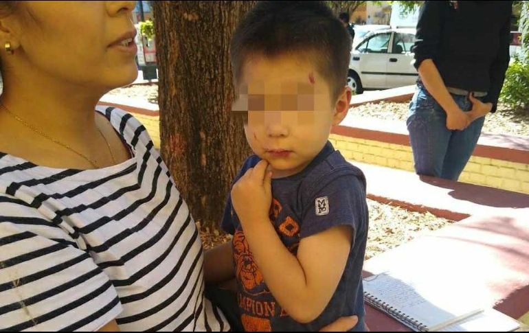 Luego del rescate el menor únicamente presentó algunos rasguños. ESPECIAL / Policía de Guadalajara