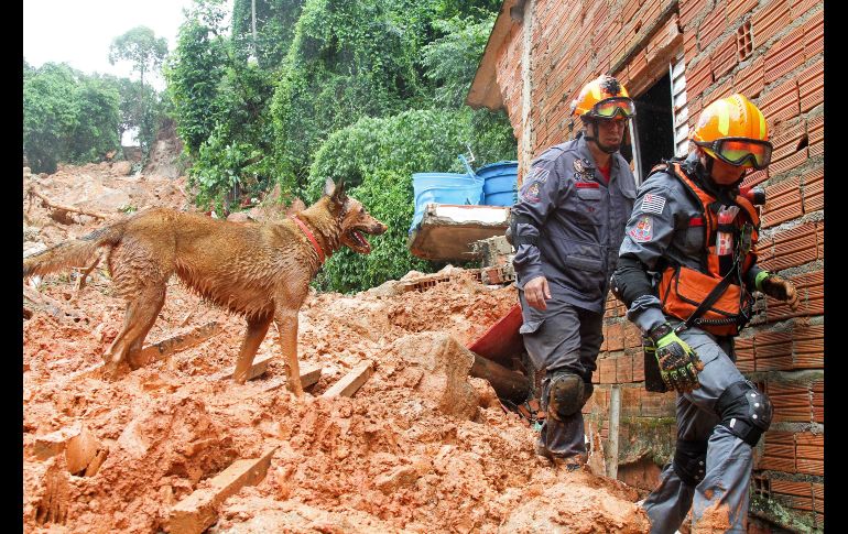 Vista de los daños causados en la ciudad de Guaruja; detallan que más de cinco mil personas abandonaron sus hogares. EFE/F. Luz
