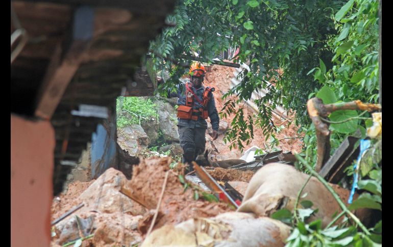 Vista de los daños causados en la ciudad de Guaruja; detallan que más de cinco mil personas abandonaron sus hogares. EFE/F. Luz