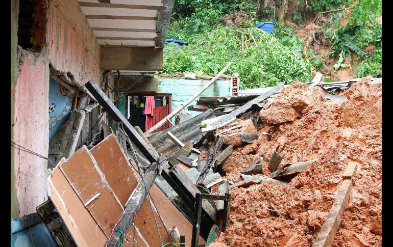 Vista de los daños causados en la ciudad de Guaruja; detallan que más de cinco mil personas abandonaron sus hogares. EFE/F. Luz