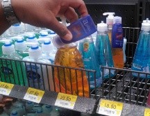 Personal de Profeco monitorea los precios en artículos para el cuidado de la salud, como el gel antibacterial. EL INFORMADOR / ARCHIVO