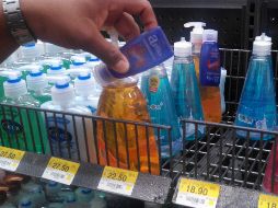 Personal de Profeco monitorea los precios en artículos para el cuidado de la salud, como el gel antibacterial. EL INFORMADOR / ARCHIVO