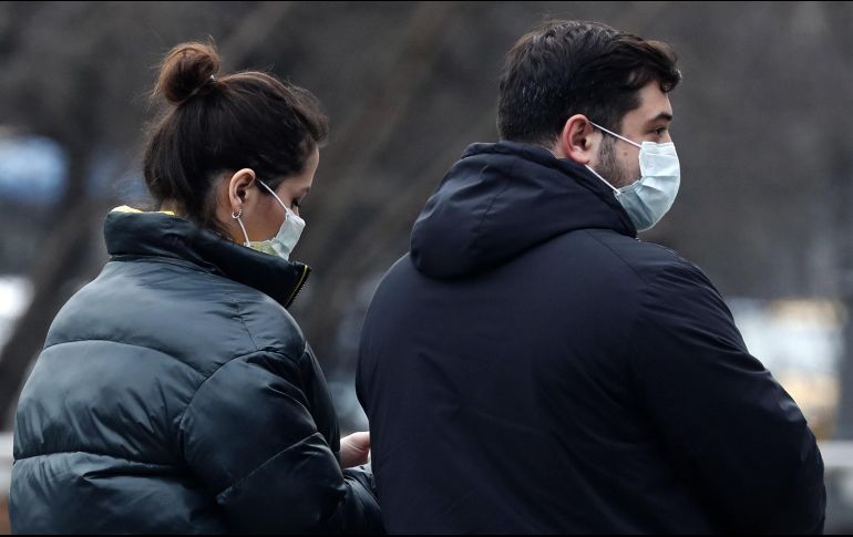 La expansión del virus ha traído como consecuencia el acaparamiento de materiales como cubrebocas, guantes y gel antibacterial. EFE/M. Shipenkov