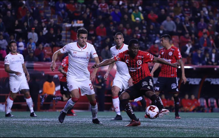 Bryan Angulo (balón) liquidó las aspiraciones del Toluca al anotar un triplete, que pone a Tijuana con pie y medio dentro de la Final de Copa. IMAGO7/L. Aguirre