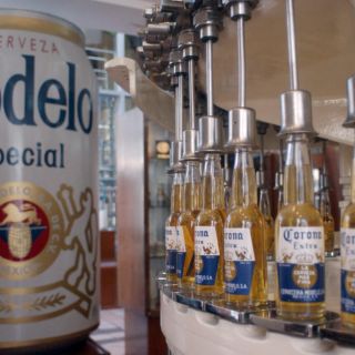 Ante una consulta, cervecera amaga con salir del país