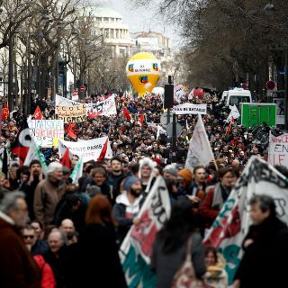 Macron impulsa su reforma de pensiones pese a las protestas