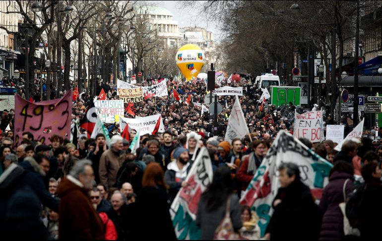 Miles de franceses salieron a las calles para denunciar el plan que los obligará a trabajar más tiempo por menos dinero. EFE/Y. Valat