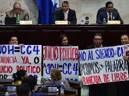 Protesta contra el presidente en el Congreso hondureño. Juan Orlando Hernández ha sido identificado como co-conspirador en el juicio contra Geovanny Fuentes. AFP/Archivo