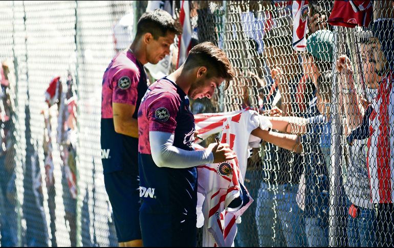 Chiqueados. Los aficionados del Guadalajara fueron bien recibidos por los jugadores, que posaron para fotos y firmaron camisas. IMAGO7