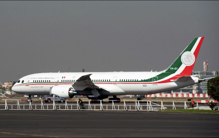 Ayer, el Mandatario anunció que el próximo lunes 9 de marzo iniciaría la venta de los boletos para la rifa del valor comercial del avión presidencial TP01. AFP / ARCHIVO