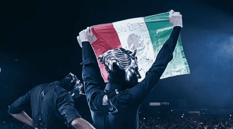 La banda Ghost agradeció a los asistentes en redes sociales, con fotografías donde porta la bandera de México. INSTAGRAM / @thebandghost