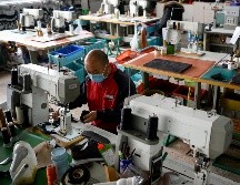 La epidemia golpea la oferta y la demanda económicas mundiales. Fábricas en China han parado o reducidos sus operaciones por el brote. AFP/ARCHIVO