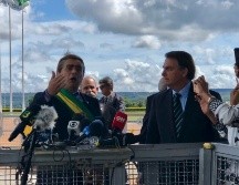 Márvio Lúcio responde a las preguntas de los medios ante la mirada de Bolsonaro. TWITTER/@Andrepiresyt