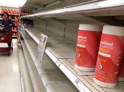 Por temor a la expansión del coronavirus, habitantes del estado de California han comenzado a vaciar las tiendas de artículos de limpieza, mascarillas y agua. Vista d un anaquel donde usualmente hay toallas desinfectantes. AFP/ARCHIVO
