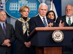 El vicepresidente Mike Pence, rodeado de miembros del grupo de trabajo sobre coronavirus del presidente Trump, ofrece una conferencia de prensa en la Casa Blanca. EFE/J. Lo Scalzo