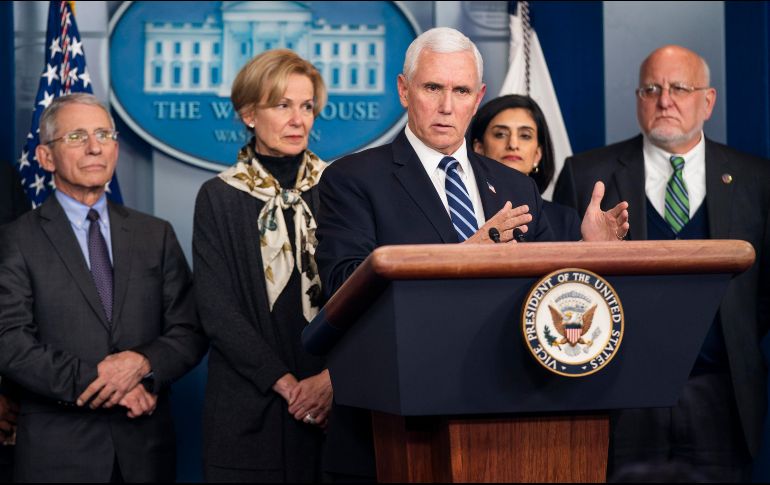 El vicepresidente Mike Pence, rodeado de miembros del grupo de trabajo sobre coronavirus del presidente Trump, ofrece una conferencia de prensa en la Casa Blanca. EFE/J. Lo Scalzo