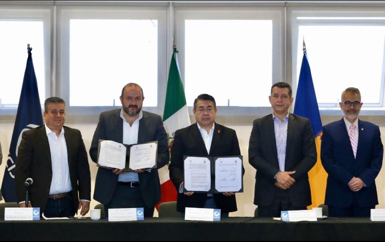 El rector general, Ricardo Villanueva, dijo que la firma de este convenio permitirá tener acuerdos específicos de los centros universitarios con el sector empresarial. TWITTER / @rvillanueval