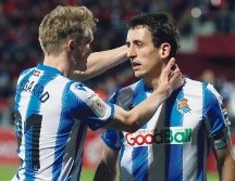 Mikel Oyarzabal. El mediocampista vasco (derecho) anotó el único tanto del encuentro.  EFE