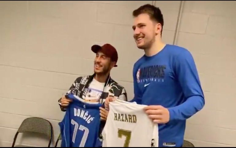 Estrellas merengues. El actual jugador del Real Madrid C.F. Eden Hazard y el ex merengue Luka Doncic intercambiaron camisetas. TWITTER/@dallasmavs