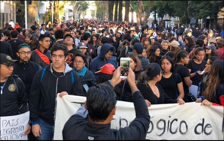 Universitarios marchan hoy vestidos de negro. TWITTER@AlumnadoB