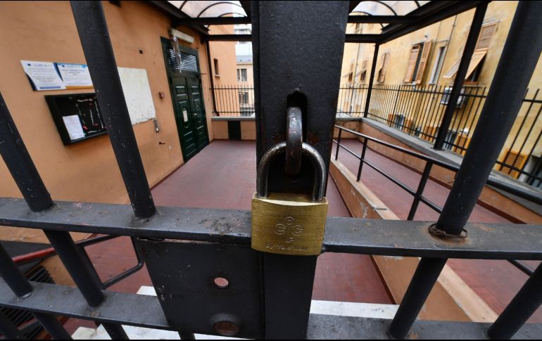 Una escuela cerrada en Génova, Italia. El país ordenó el cierre de todos los colegios y universidades desde hoy hasta el 15 de marzo. EFE/EPA/L. Zennaro