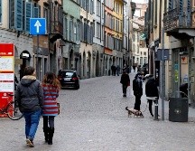 Vista de una calle casi desierta en Bérgamo, Italia. Todas las escuelas en el país han estado cerradas hasta el 15 de marzo en un intento por detener la propagación del coronavirus. EFE/M. Balti