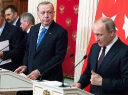 El presidente ruso, Vladimir Putin (R), y el presidente turco, Recep Tayyip Erdogan (L), hablan durante una conferencia de prensa tras sus conversaciones en el Kremlin. EFE/P. Golovkin