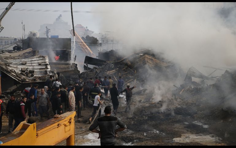 El fuego arrasó varios locales y provocó una espesa columna de humo visible a varios kilómetros del lugar. AFP/M. Abed