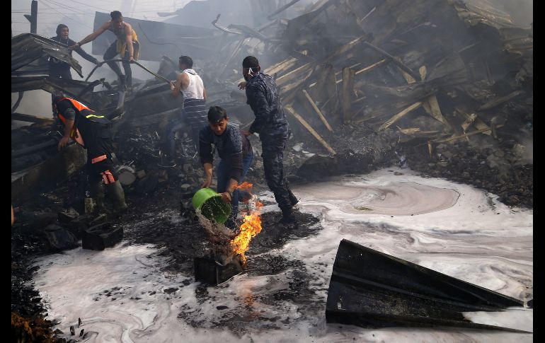 El fuego arrasó varios locales y provocó una espesa columna de humo visible a varios kilómetros del lugar. AFP/M. Abed