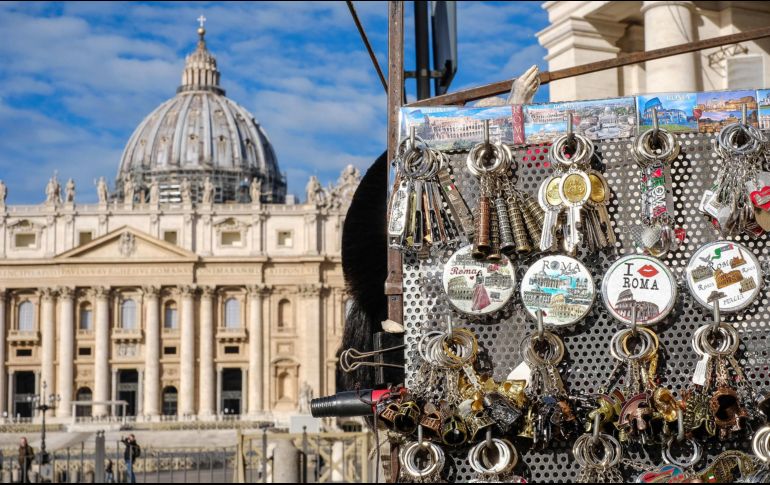 Un puesto de souvenirs en la plaza de San Pedro, en el Vaticano, luce desierto este jueves. EFE/A. Di Meo