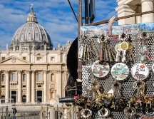 Un puesto de souvenirs en la plaza de San Pedro, en el Vaticano, luce desierto este jueves. EFE/A. Di Meo