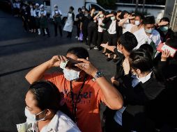 Habitantes hacen fila hoy para comprar cubrebocas en Bangkok, Tailandia. En el país se han registrado 47 casos confirmados. AFP/L. Suwanrumpha