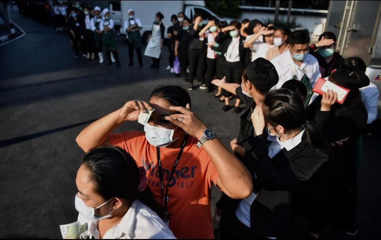 Habitantes hacen fila hoy para comprar cubrebocas en Bangkok, Tailandia. En el país se han registrado 47 casos confirmados. AFP/L. Suwanrumpha