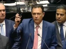 Mauricio Kuri muesra los aparatos hallados por personal administrativo. TWITTER/@makugo