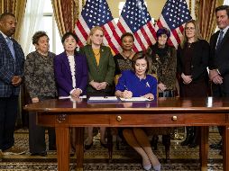 Nancy Pelosi firma el Paquete de Respuesta a Emergencias que aprobó el Congreso este jueves ante el avance del Covid-19. AFP/S. Corum