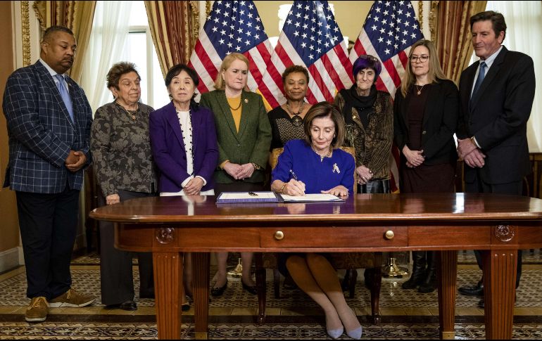 Nancy Pelosi firma el Paquete de Respuesta a Emergencias que aprobó el Congreso este jueves ante el avance del Covid-19. AFP/S. Corum
