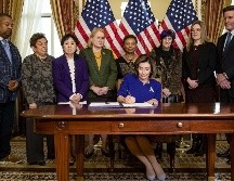 Nancy Pelosi firma el Paquete de Respuesta a Emergencias que aprobó el Congreso este jueves ante el avance del Covid-19. AFP/S. Corum