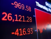 El Dow Jones cerró con una caída de 3.58% a 26 mil 121.28 puntos. EFE/EPA/J. Lane