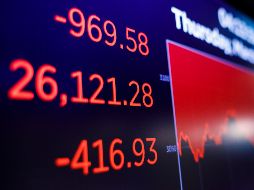 El Dow Jones cerró con una caída de 3.58% a 26 mil 121.28 puntos. EFE/EPA/J. Lane